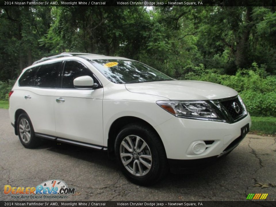 Front 3/4 View of 2014 Nissan Pathfinder SV AWD Photo #3
