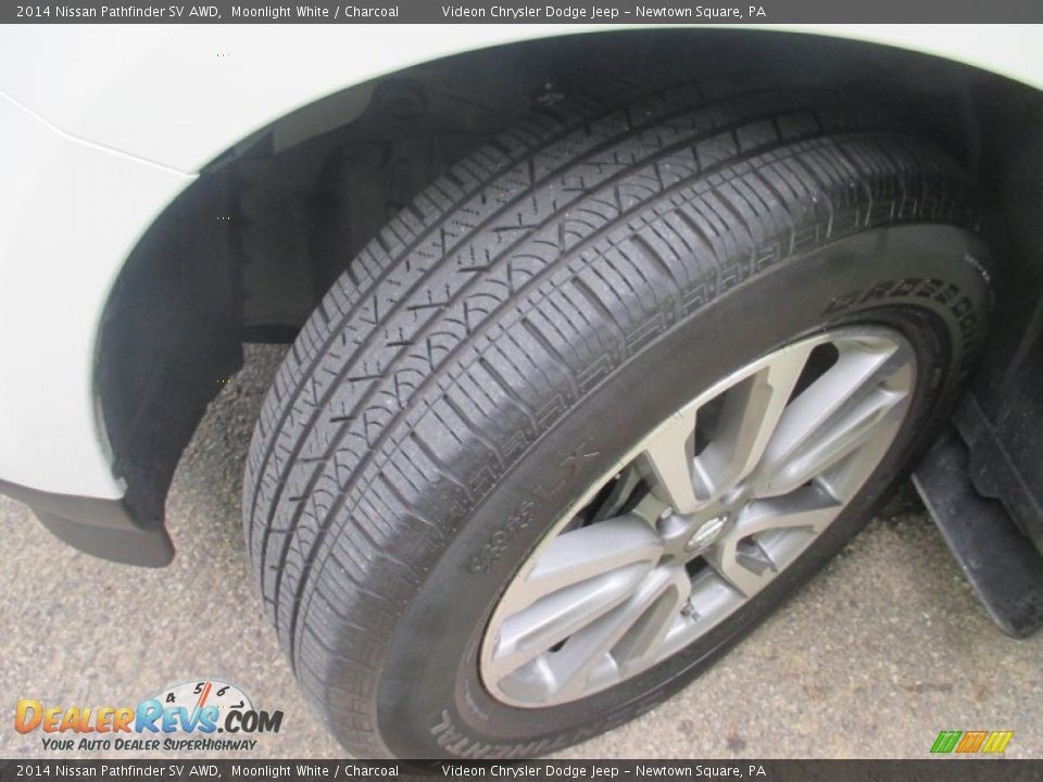 2014 Nissan Pathfinder SV AWD Moonlight White / Charcoal Photo #10
