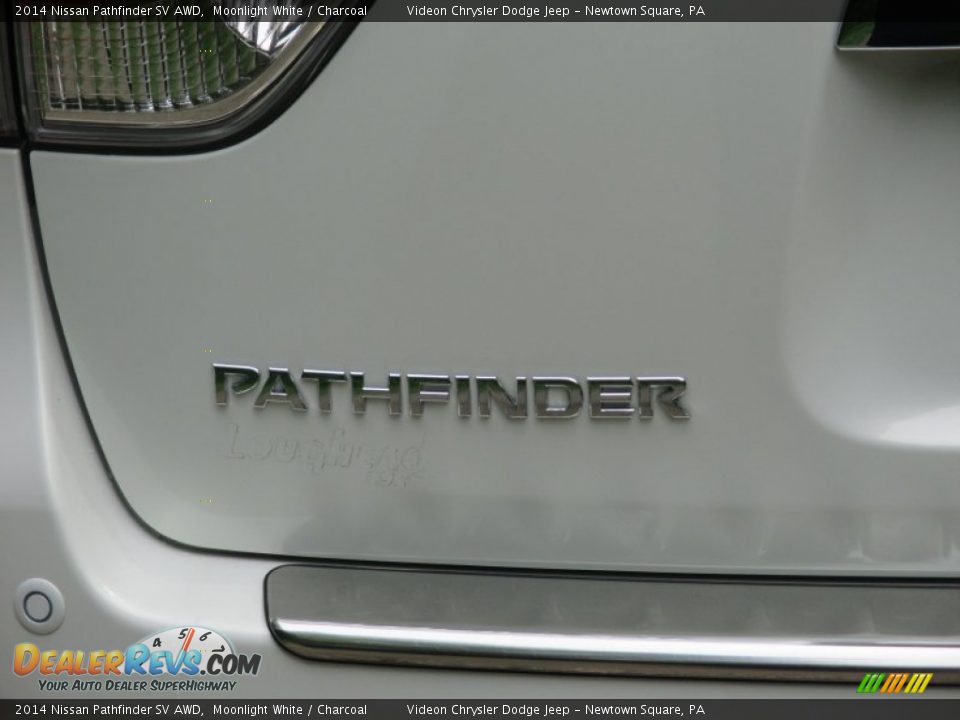 2014 Nissan Pathfinder SV AWD Moonlight White / Charcoal Photo #12