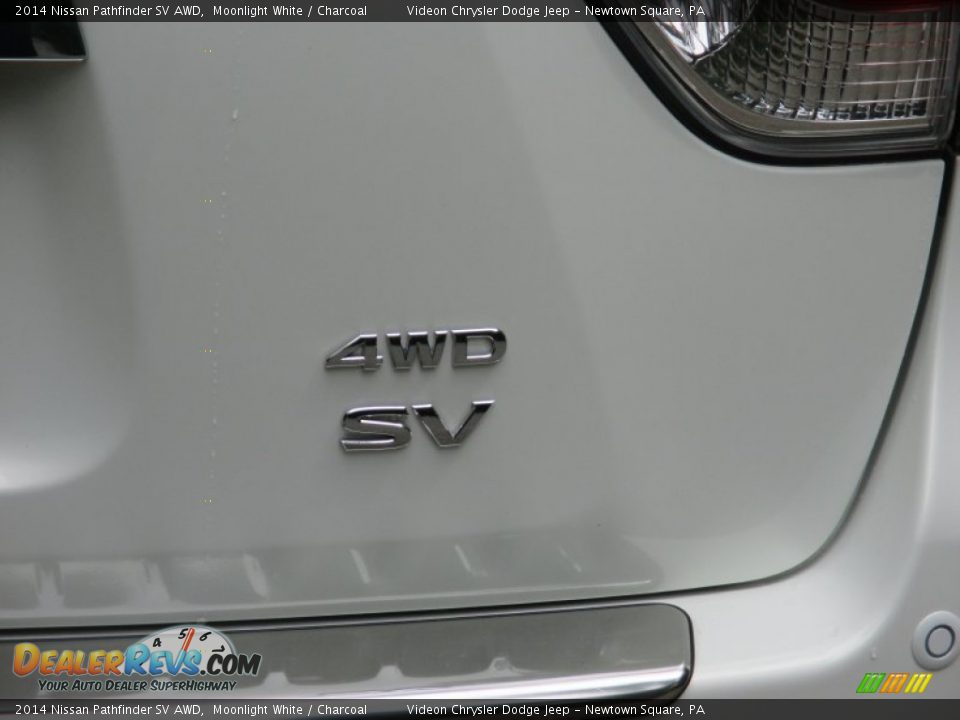 2014 Nissan Pathfinder SV AWD Moonlight White / Charcoal Photo #13