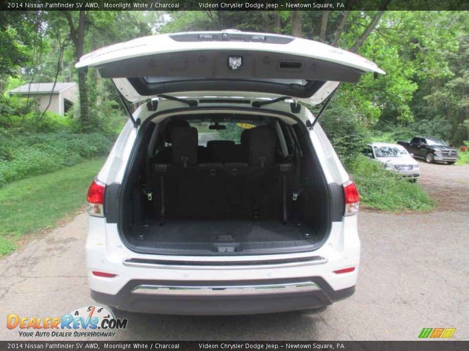2014 Nissan Pathfinder SV AWD Moonlight White / Charcoal Photo #14
