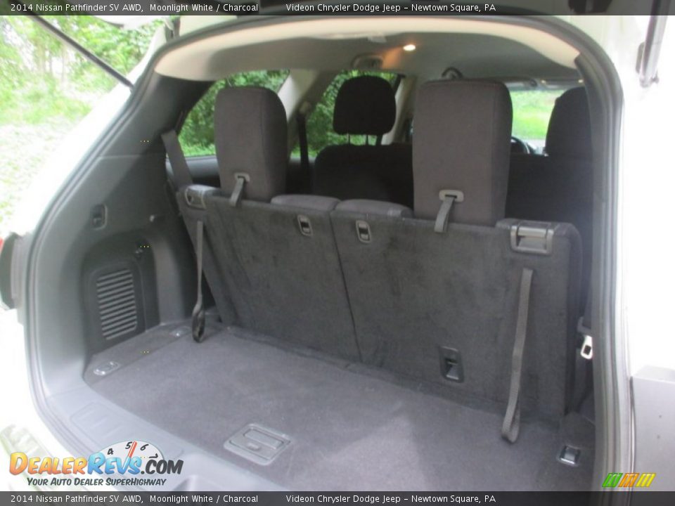 2014 Nissan Pathfinder SV AWD Moonlight White / Charcoal Photo #17