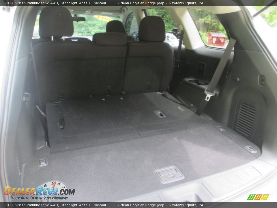 2014 Nissan Pathfinder SV AWD Moonlight White / Charcoal Photo #18
