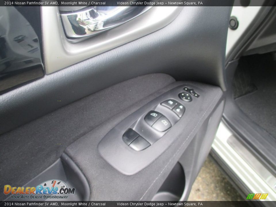 2014 Nissan Pathfinder SV AWD Moonlight White / Charcoal Photo #21