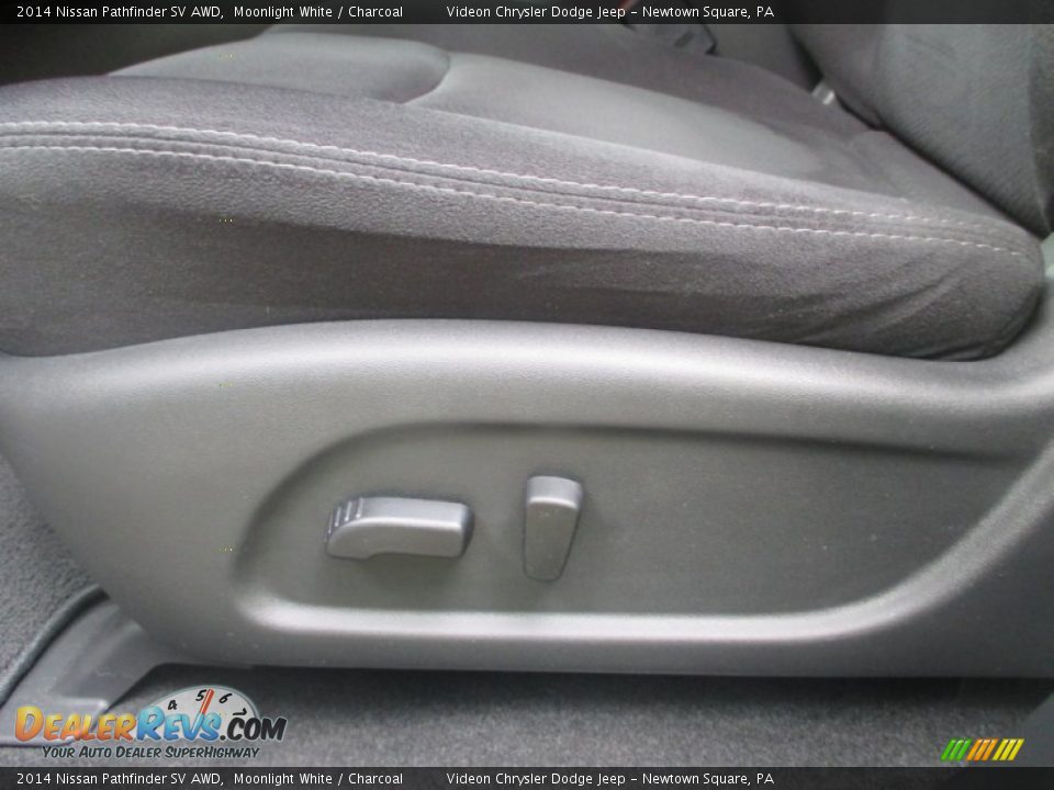 2014 Nissan Pathfinder SV AWD Moonlight White / Charcoal Photo #22
