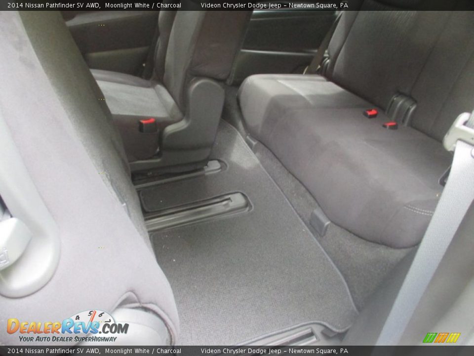 2014 Nissan Pathfinder SV AWD Moonlight White / Charcoal Photo #26