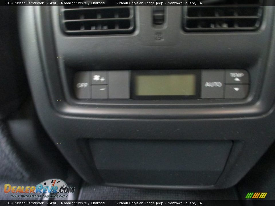 2014 Nissan Pathfinder SV AWD Moonlight White / Charcoal Photo #27
