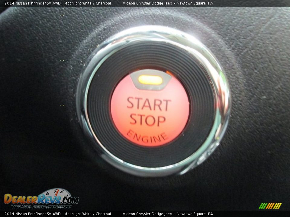 2014 Nissan Pathfinder SV AWD Moonlight White / Charcoal Photo #31