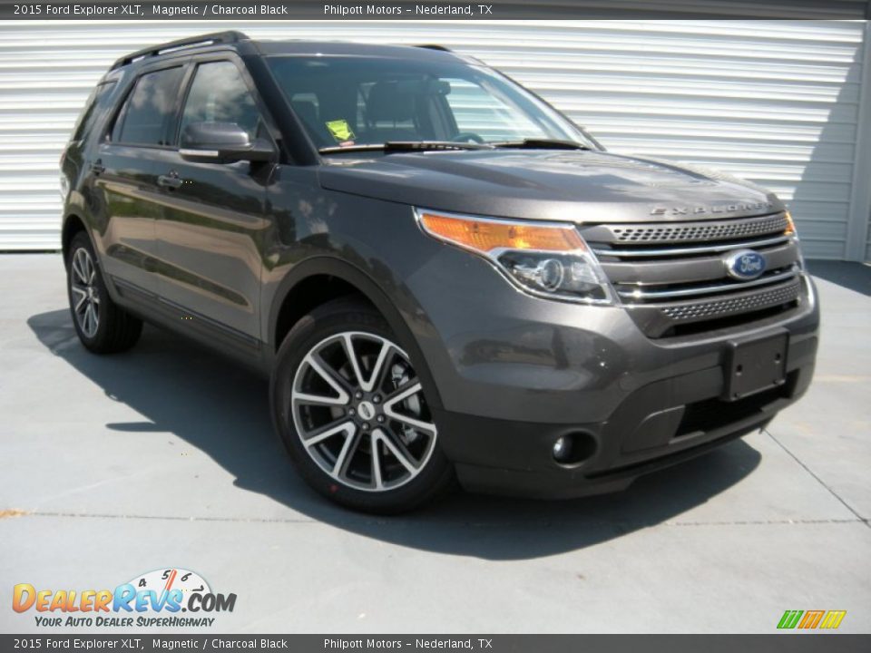 Front 3/4 View of 2015 Ford Explorer XLT Photo #1