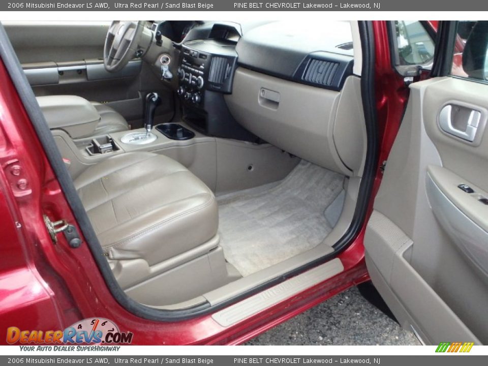 2006 Mitsubishi Endeavor LS AWD Ultra Red Pearl / Sand Blast Beige Photo #11