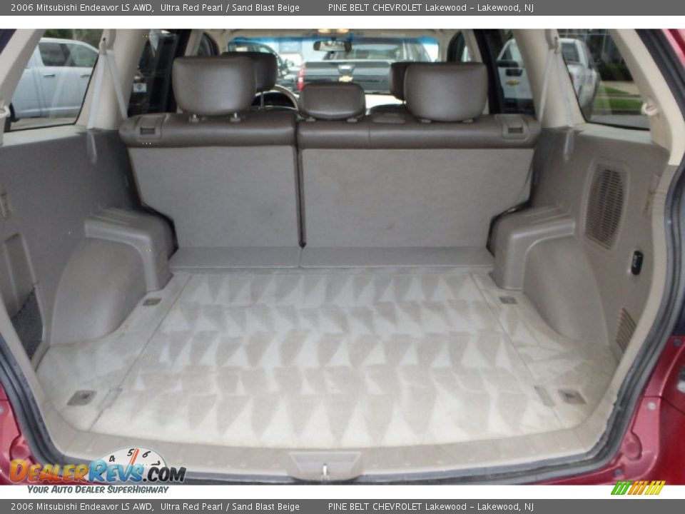 2006 Mitsubishi Endeavor LS AWD Ultra Red Pearl / Sand Blast Beige Photo #24