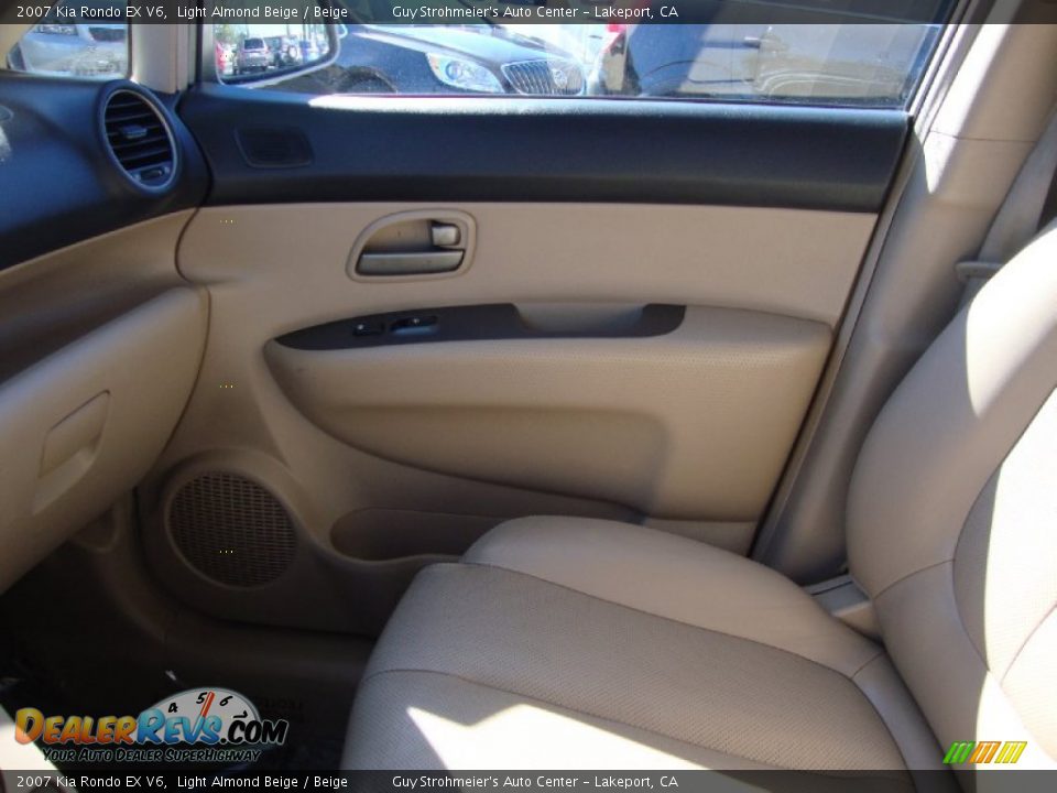 2007 Kia Rondo EX V6 Light Almond Beige / Beige Photo #16