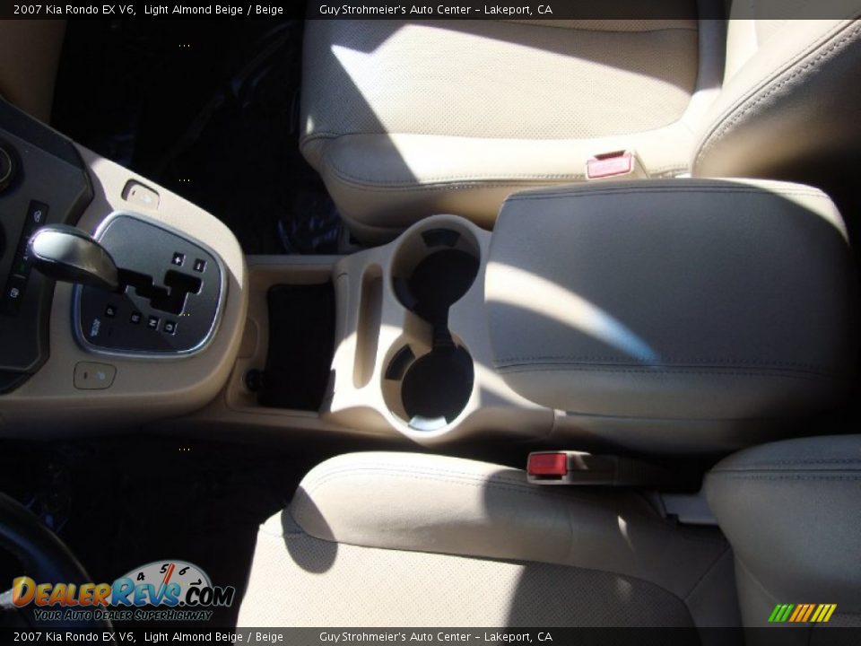2007 Kia Rondo EX V6 Light Almond Beige / Beige Photo #18