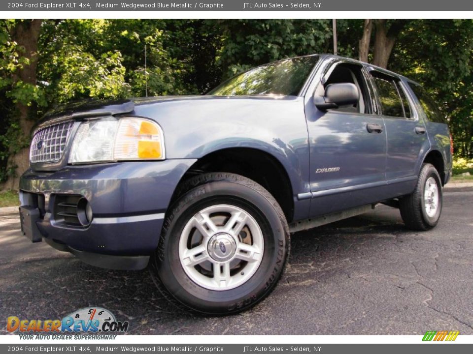 Front 3/4 View of 2004 Ford Explorer XLT 4x4 Photo #1