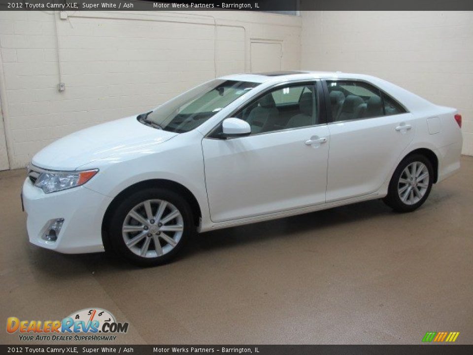 Front 3/4 View of 2012 Toyota Camry XLE Photo #5
