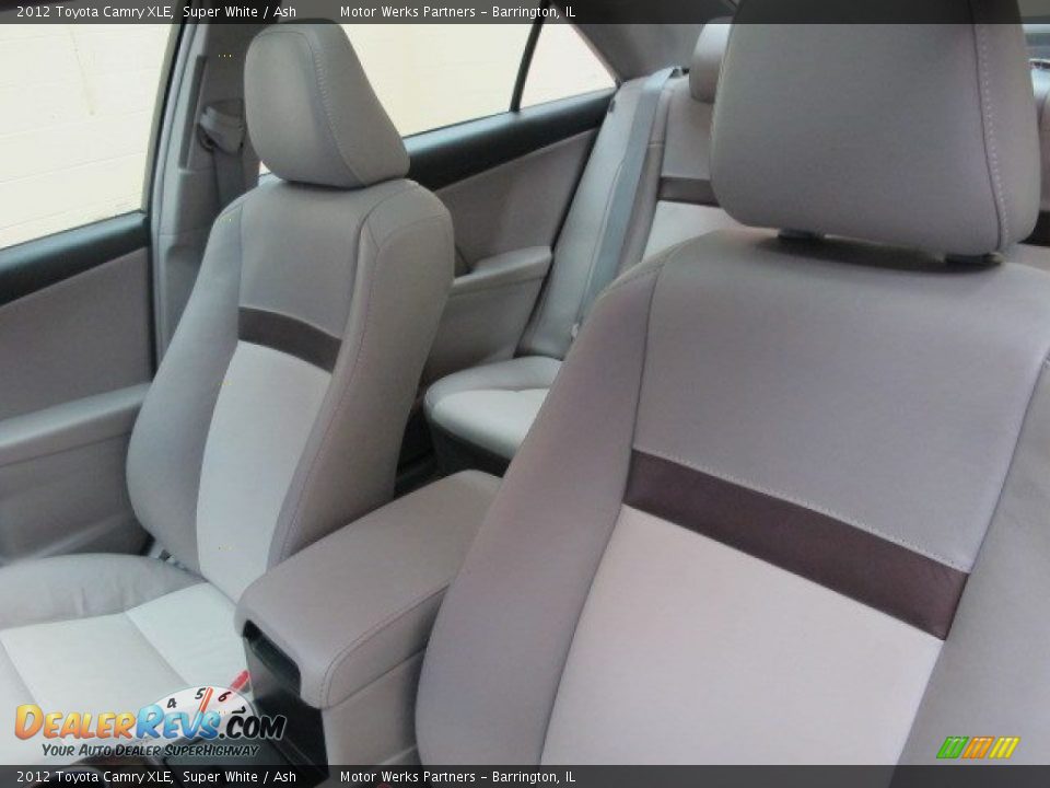 2012 Toyota Camry XLE Super White / Ash Photo #17