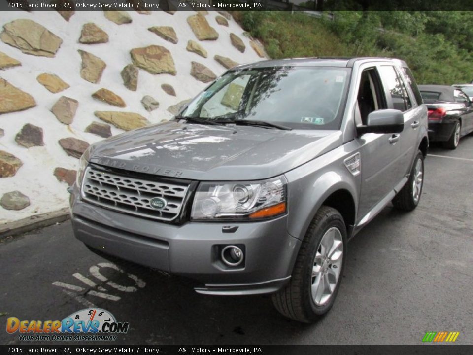 Front 3/4 View of 2015 Land Rover LR2  Photo #9