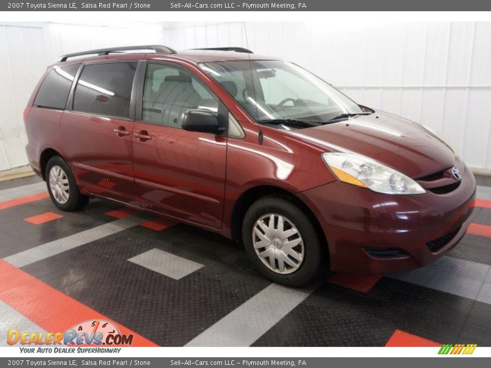 Front 3/4 View of 2007 Toyota Sienna LE Photo #14