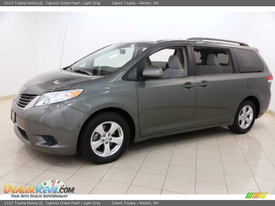 Front 3/4 View of 2013 Toyota Sienna LE Photo #3