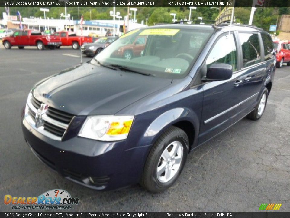 2009 Dodge Grand Caravan SXT Modern Blue Pearl / Medium Slate Gray/Light Shale Photo #4