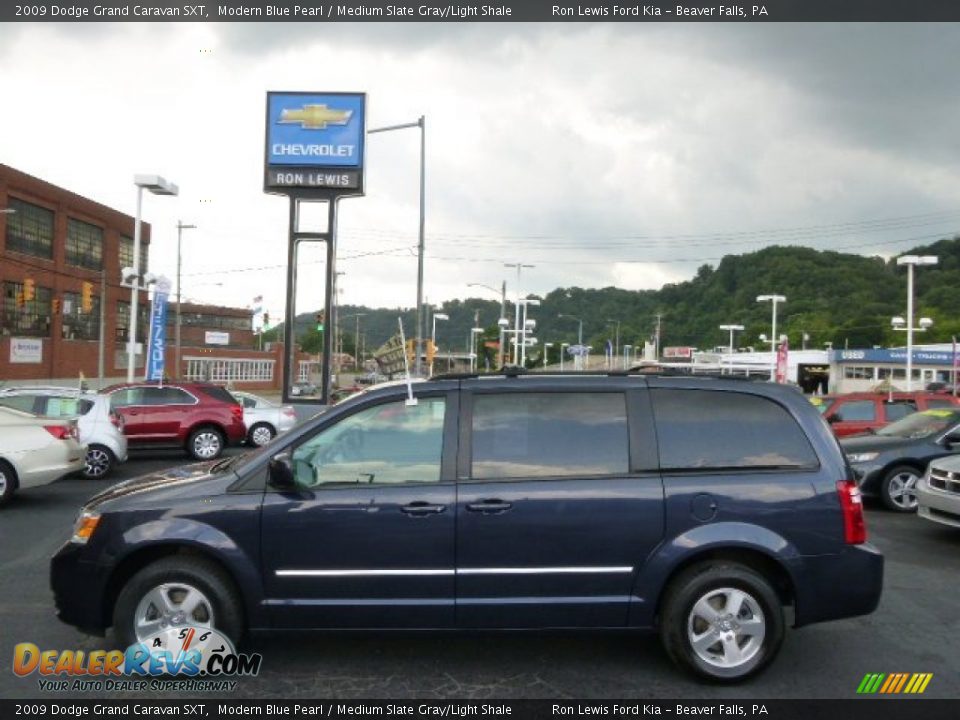 2009 Dodge Grand Caravan SXT Modern Blue Pearl / Medium Slate Gray/Light Shale Photo #5