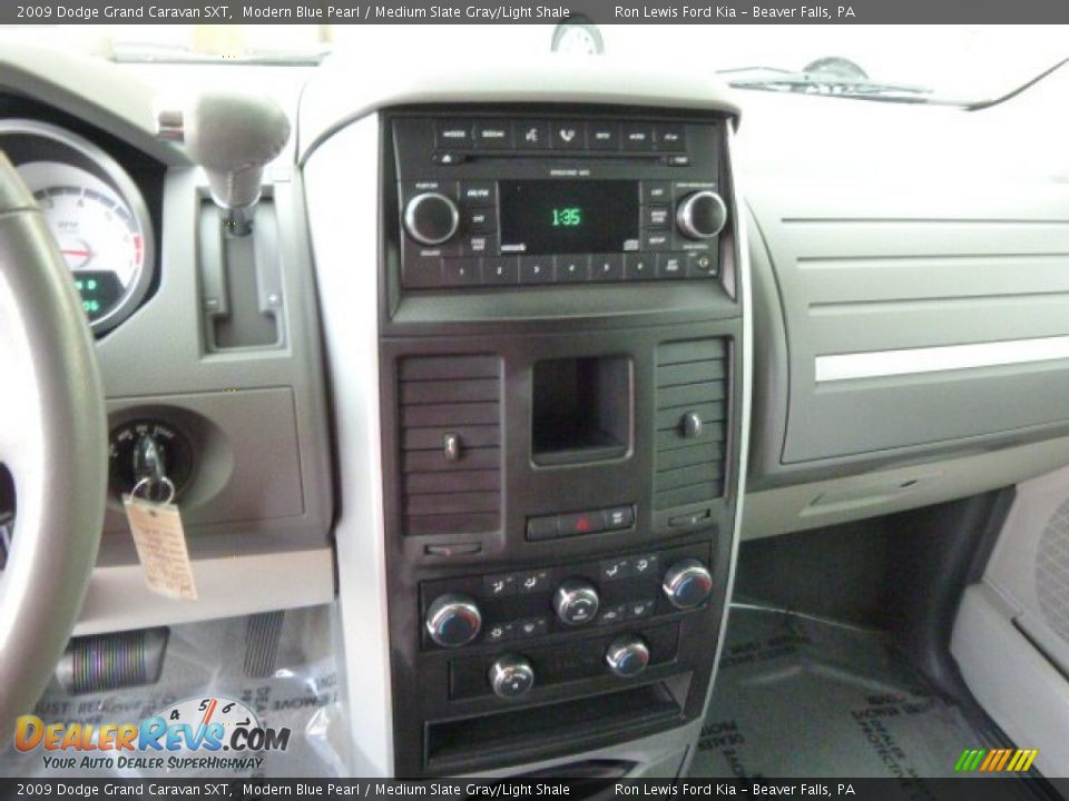 2009 Dodge Grand Caravan SXT Modern Blue Pearl / Medium Slate Gray/Light Shale Photo #18