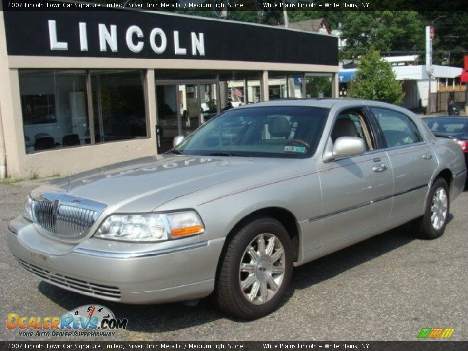 Front 3/4 View of 2007 Lincoln Town Car Signature Limited Photo #3