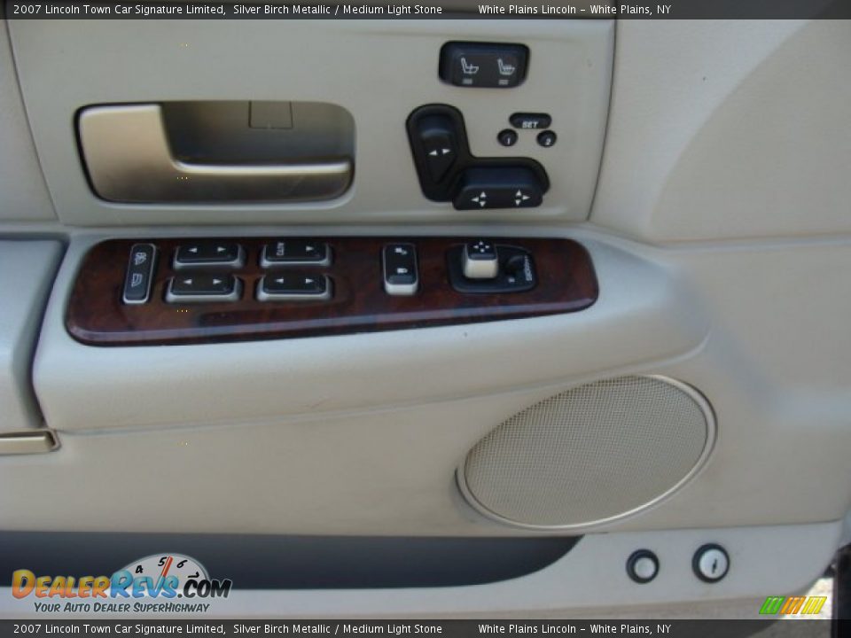 2007 Lincoln Town Car Signature Limited Silver Birch Metallic / Medium Light Stone Photo #9