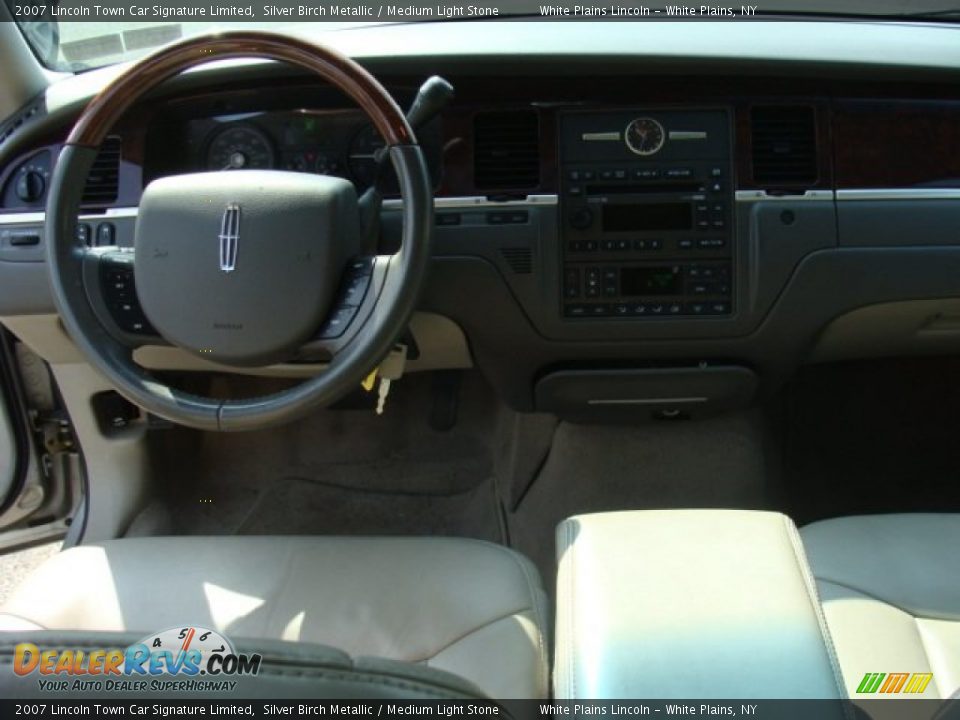 2007 Lincoln Town Car Signature Limited Silver Birch Metallic / Medium Light Stone Photo #12