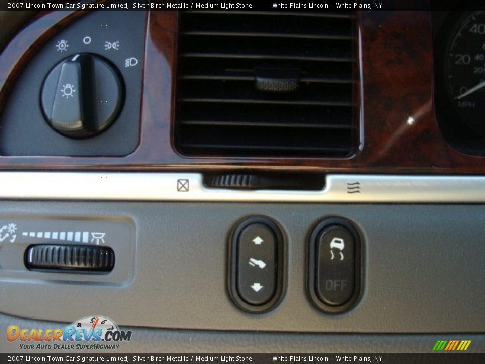 2007 Lincoln Town Car Signature Limited Silver Birch Metallic / Medium Light Stone Photo #13