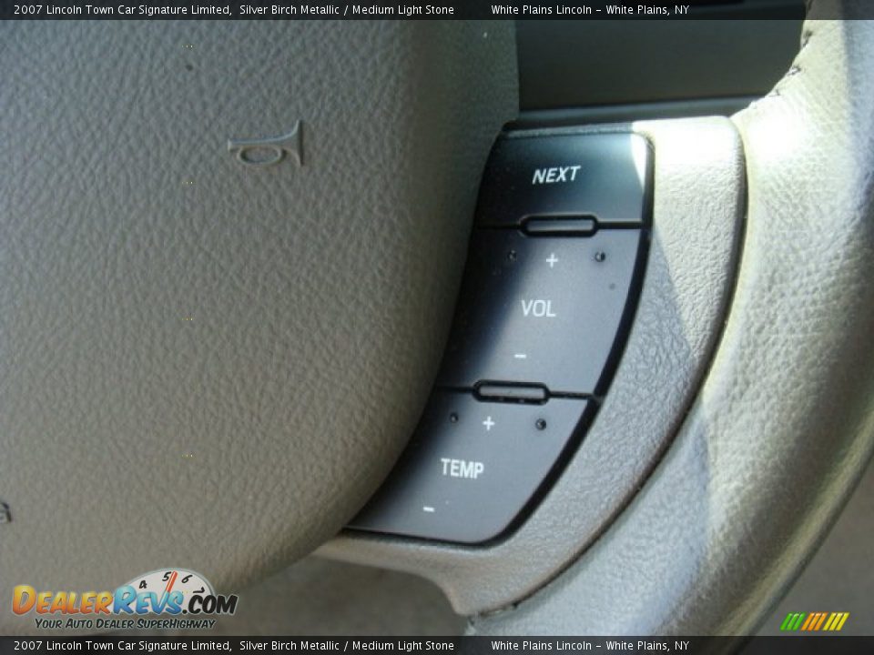 2007 Lincoln Town Car Signature Limited Silver Birch Metallic / Medium Light Stone Photo #16