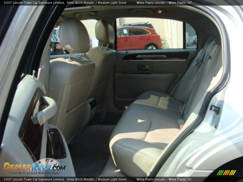 2007 Lincoln Town Car Signature Limited Silver Birch Metallic / Medium Light Stone Photo #19