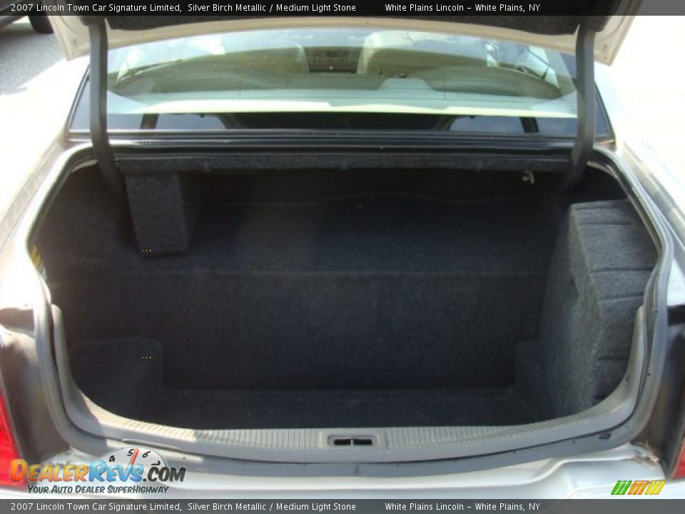 2007 Lincoln Town Car Signature Limited Silver Birch Metallic / Medium Light Stone Photo #20