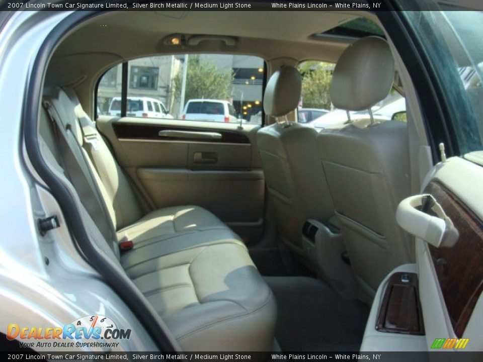 2007 Lincoln Town Car Signature Limited Silver Birch Metallic / Medium Light Stone Photo #21