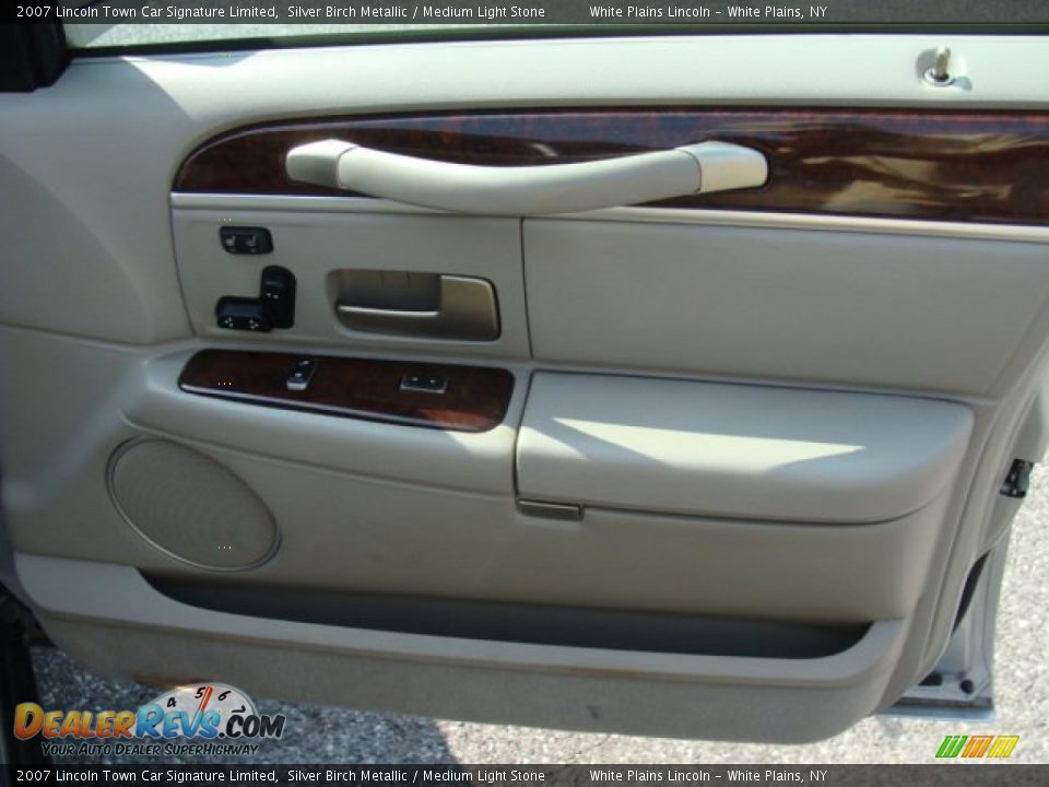 2007 Lincoln Town Car Signature Limited Silver Birch Metallic / Medium Light Stone Photo #22