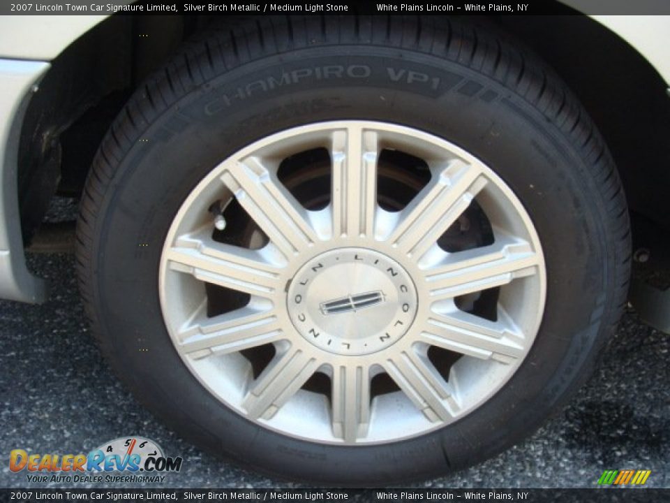 2007 Lincoln Town Car Signature Limited Silver Birch Metallic / Medium Light Stone Photo #24