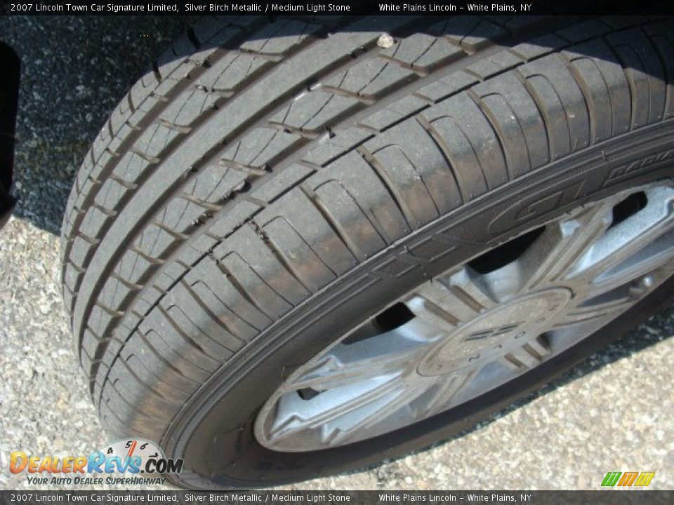 2007 Lincoln Town Car Signature Limited Silver Birch Metallic / Medium Light Stone Photo #25