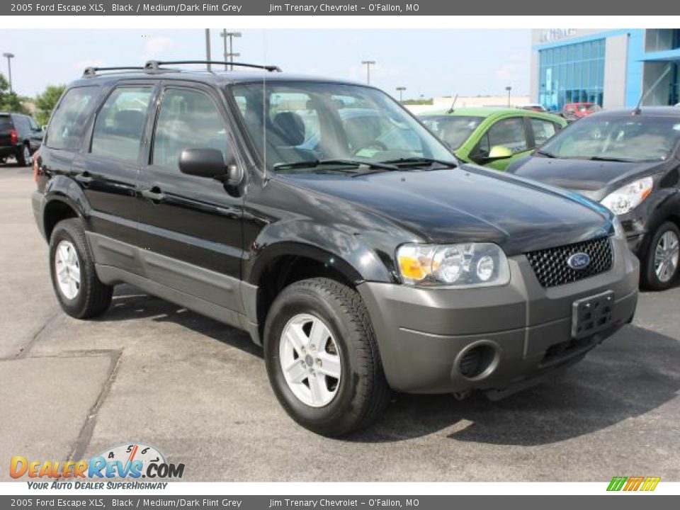 Front 3/4 View of 2005 Ford Escape XLS Photo #2