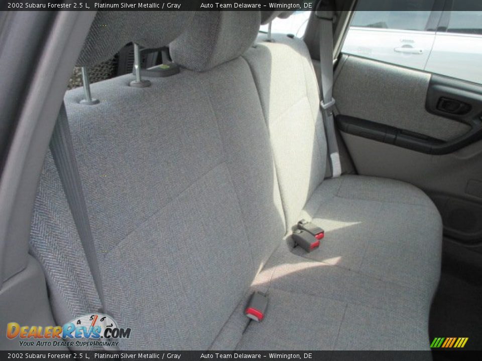 2002 Subaru Forester 2.5 L Platinum Silver Metallic / Gray Photo #17