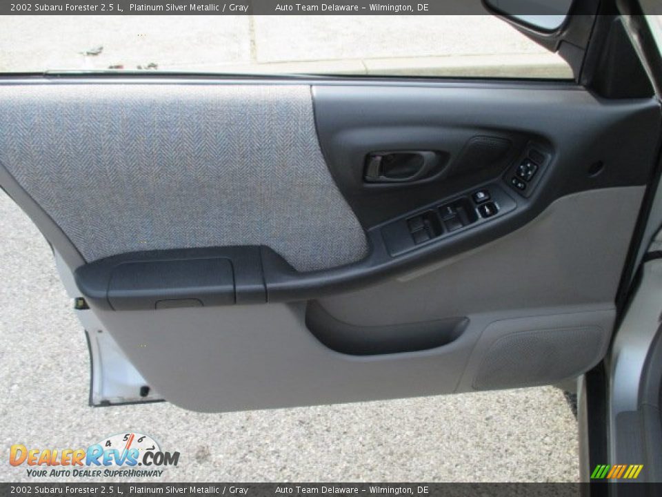 2002 Subaru Forester 2.5 L Platinum Silver Metallic / Gray Photo #20
