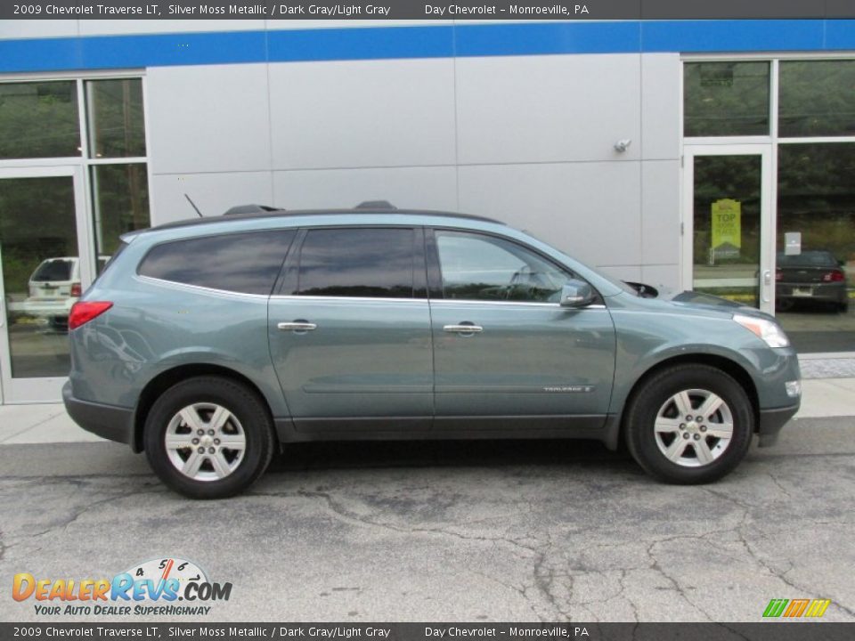 2009 Chevrolet Traverse LT Silver Moss Metallic / Dark Gray/Light Gray Photo #2