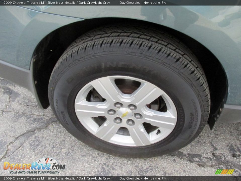 2009 Chevrolet Traverse LT Silver Moss Metallic / Dark Gray/Light Gray Photo #3