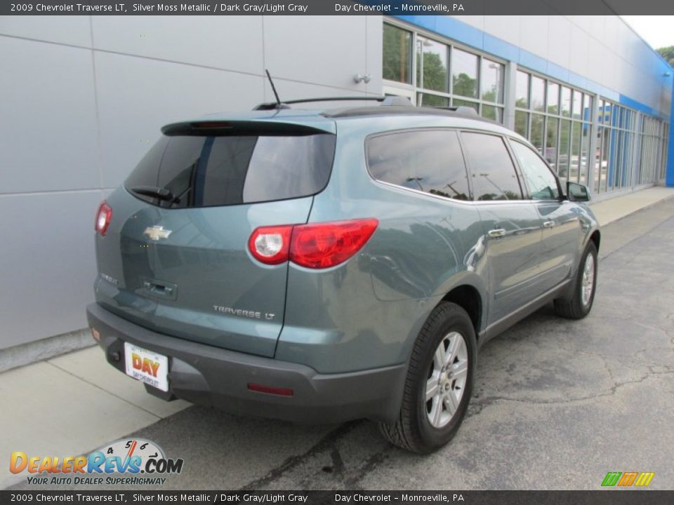 2009 Chevrolet Traverse LT Silver Moss Metallic / Dark Gray/Light Gray Photo #4