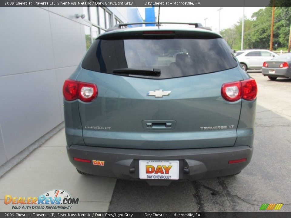 2009 Chevrolet Traverse LT Silver Moss Metallic / Dark Gray/Light Gray Photo #5