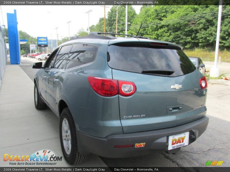2009 Chevrolet Traverse LT Silver Moss Metallic / Dark Gray/Light Gray Photo #6