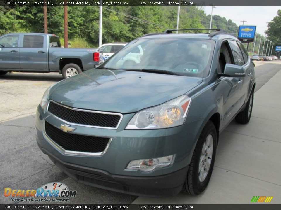 2009 Chevrolet Traverse LT Silver Moss Metallic / Dark Gray/Light Gray Photo #7