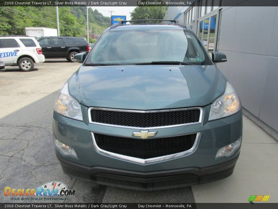 2009 Chevrolet Traverse LT Silver Moss Metallic / Dark Gray/Light Gray Photo #8