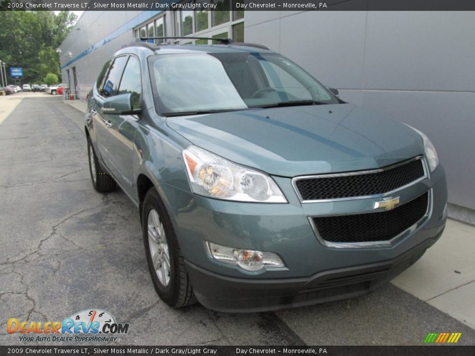2009 Chevrolet Traverse LT Silver Moss Metallic / Dark Gray/Light Gray Photo #9