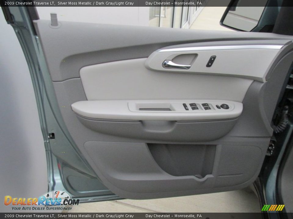 2009 Chevrolet Traverse LT Silver Moss Metallic / Dark Gray/Light Gray Photo #10