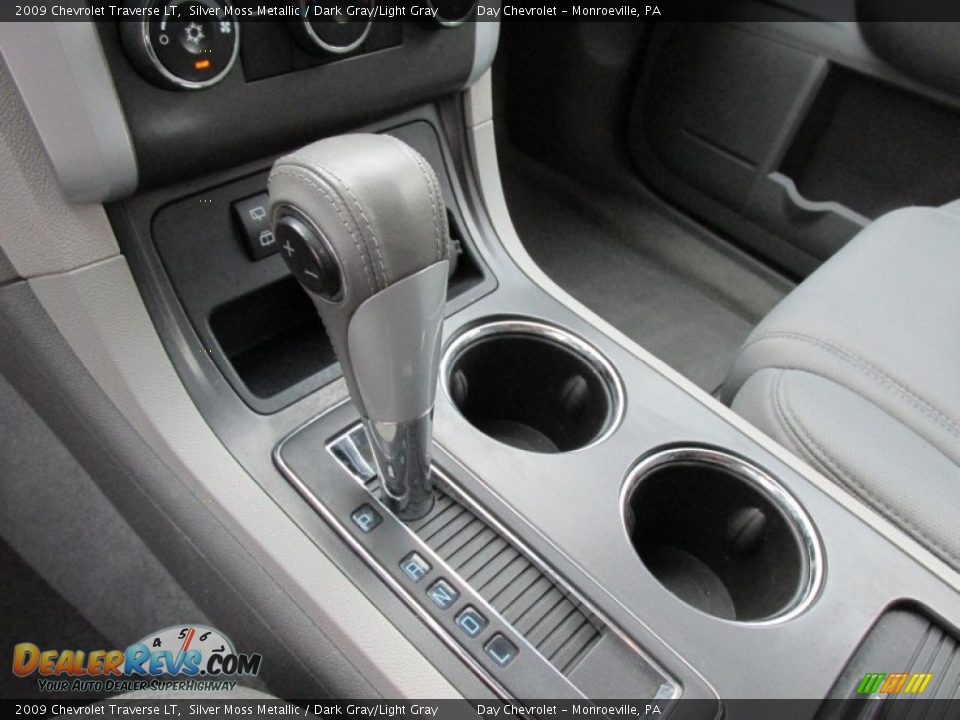 2009 Chevrolet Traverse LT Silver Moss Metallic / Dark Gray/Light Gray Photo #15